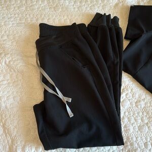 Figs scrubs XS slim Catarina top with small joggers color black USED